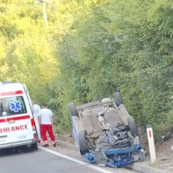 u salakovcu je doslo do saobracajne nesrece kada je vozac izgubio kontrolu i auotomobil zavrsio na krovu