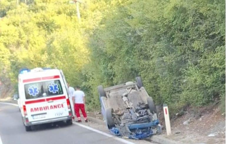 u salakovcu je doslo do saobracajne nesrece kada je vozac izgubio kontrolu i auotomobil zavrsio na krovu