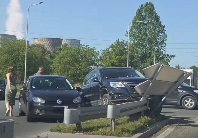 danas je u krtunom toku bukinje doslo do saobracajne nesrece jedan automobil je zavrsio na ostrvu i ostetio saobracajnu signalklkizaciju