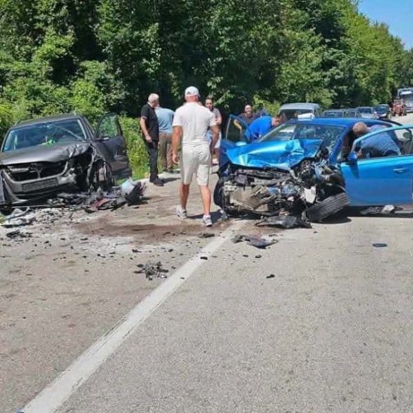 u sudaru tri automobila na magistralnom putu m-18 zivinice - kladanj u mjestu stupari povrijedjene dvije osobe