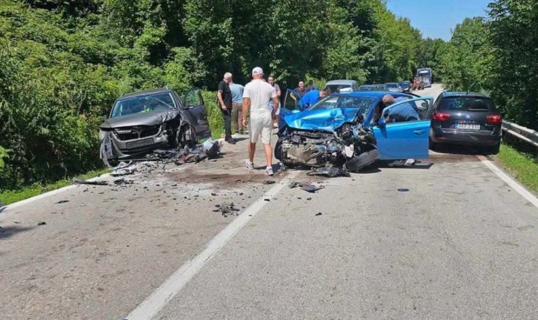 u sudaru tri automobila na magistralnom putu m-18 zivinice - kladanj u mjestu stupari povrijedjene dvije osobe