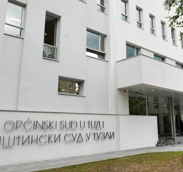 Određen pritvor muškarcu osumnjičenom za psihičko nasilje i spolno uznemiravanje Tuzlanki