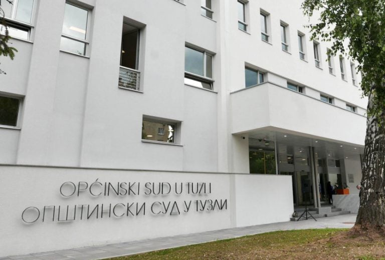 opcinski sud u tuzli odredio je jednomjesecni pritvor dusanu lazicu iz ugljevika oszumnjicenom za psihicko nasilje i spolno uznemiravanje dviju tuzlanki
