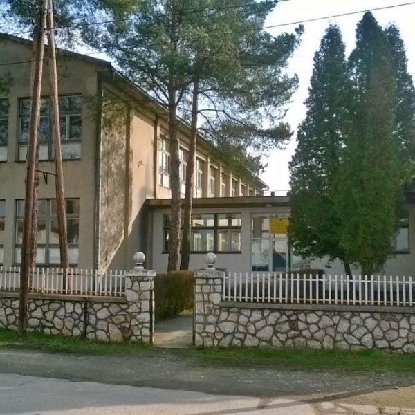 vlada tk odobrila sredstva za dvije skole u lukavcu u jenoj se uvodi centralno grijanje a u drugoj rekonstrukcija plafona