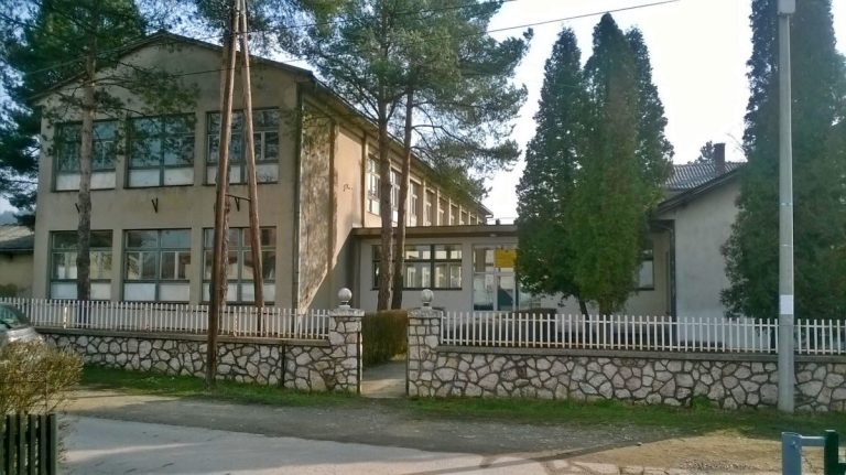 vlada tk odobrila sredstva za dvije skole u lukavcu u jenoj se uvodi centralno grijanje a u drugoj rekonstrukcija plafona