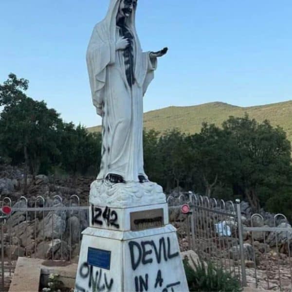 tokom noci u medjugorju su zabiljezena skrnavljenja vjerskih simbola i objekata na vise lokacija kip gospe premazan crnom bojom