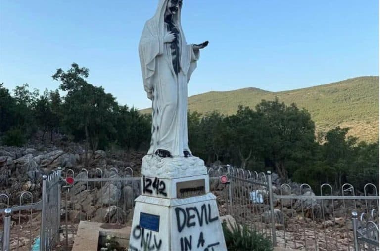 tokom noci u medjugorju su zabiljezena skrnavljenja vjerskih simbola i objekata na vise lokacija kip gospe premazan crnom bojom