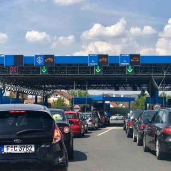 iz bihamk-a upozoravaju vozace da je pojacan promet volzila na cestama sirom bih te da su na vecini granicnih prelaza velike guzve