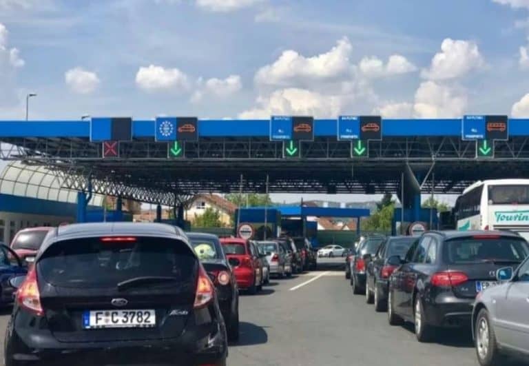 iz bihamk-a upozoravaju vozace da je pojacan promet volzila na cestama sirom bih te da su na vecini granicnih prelaza velike guzve