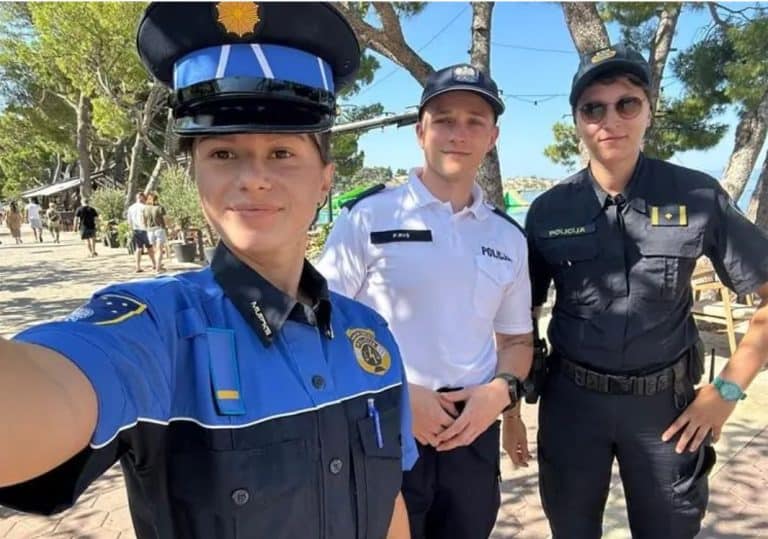 policajci iz bih i ove godine zajedno sa kolegama iz hrvatske i poljske patroliraju ulicama makaraske tokom ljetne sezone