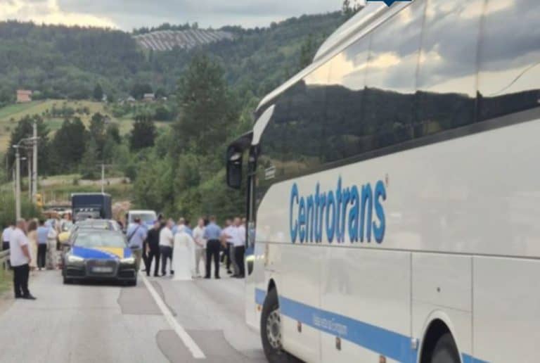 nakon jucerasnje saobracajne nesrece i tuce u kojoj su ucestvovala tri lica na putu sarajevo sokolac na podrucju pala oglasili se iz policije dvbije osobe dobile prejksrsajne naloge
