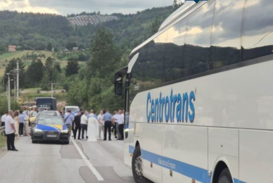 nakon jucerasnje saobracajne nesrece i tuce u kojoj su ucestvovala tri lica na putu sarajevo sokolac na podrucju pala oglasili se iz policije dvbije osobe dobile prejksrsajne naloge