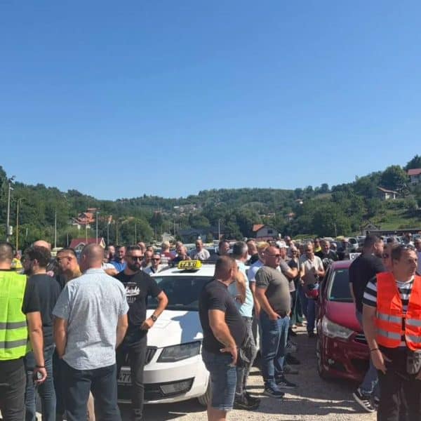 tuzlanski taksiti izasli na mirne proteste traze vise stajalista i uredjeniji sistem