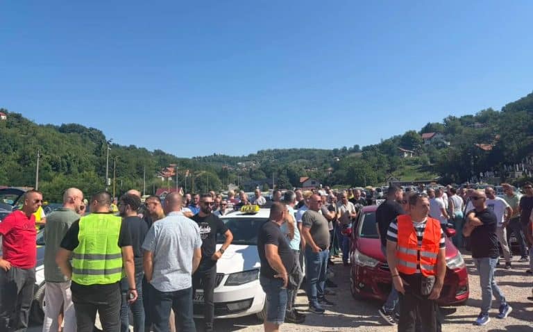 tuzlanski taksiti izasli na mirne proteste traze vise stajalista i uredjeniji sistem