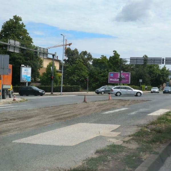 radovi na saniranju osrtecenog dijela kolovoza na juznoj magistarli u tuzli poceli su jucer te izazvali veliuke guzve u saobracaju rekonstrukcija je krenula bez ikakve najave