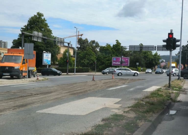 radovi na saniranju osrtecenog dijela kolovoza na juznoj magistarli u tuzli poceli su jucer te izazvali veliuke guzve u saobracaju rekonstrukcija je krenula bez ikakve najave