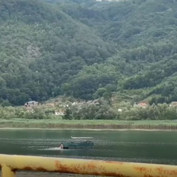 sankcionisan muskarac koji je sa splava u zvornickom jezeru pusato pjesnmu dabog da se srebrenica ponovila na dan godisnjice genocida