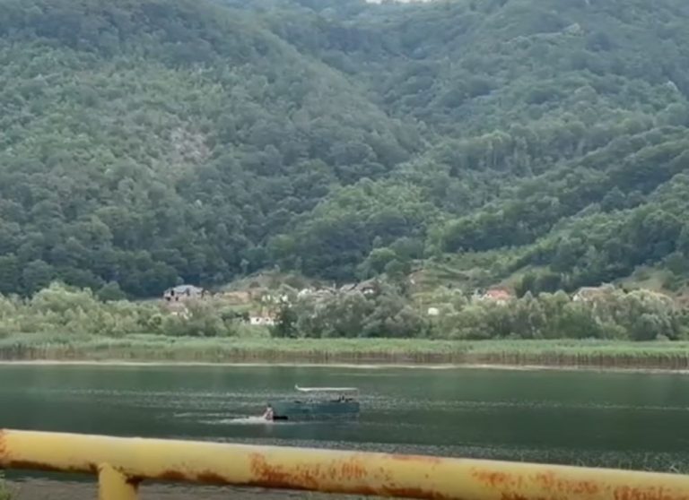 sankcionisan muskarac koji je sa splava u zvornickom jezeru pusato pjesnmu dabog da se srebrenica ponovila na dan godisnjice genocida