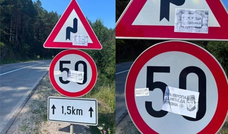 na saobracajnim znakovima pored puta kod sokolca izlepljeni stikeri sa likom zlocinca mladica i morbidnim porukama za srebrenicu