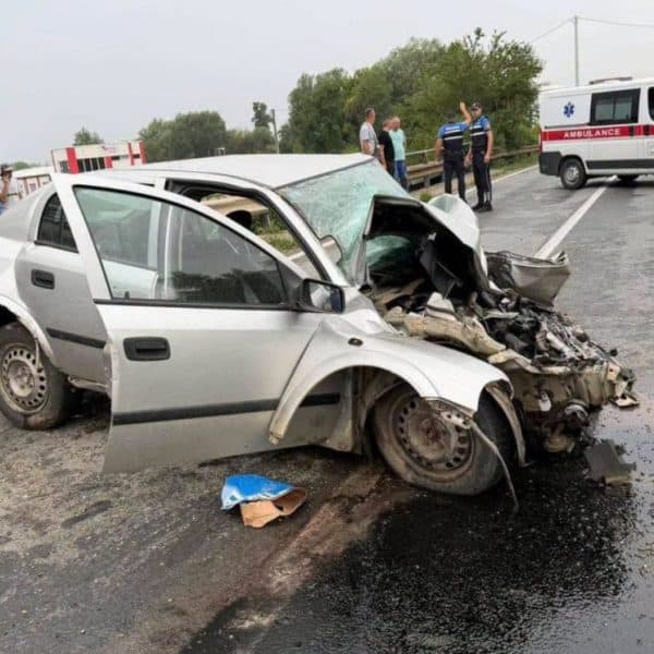 teska saobracajna nesreca dogodila se kod gracanice doslo do sudara teretnog i putnickog automobila