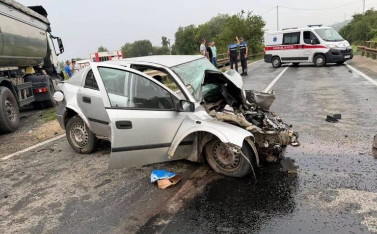 teska saobracajna nesreca dogodila se kod gracanice doslo do sudara teretnog i putnickog automobila