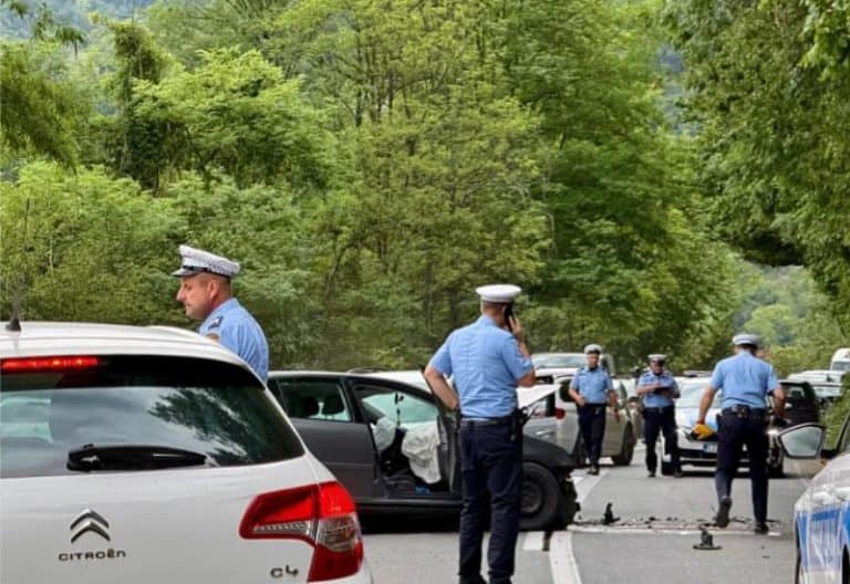 u teskoj nesreci kod zvornika doslo do sudara dva vozila povriedjene dvije osobe