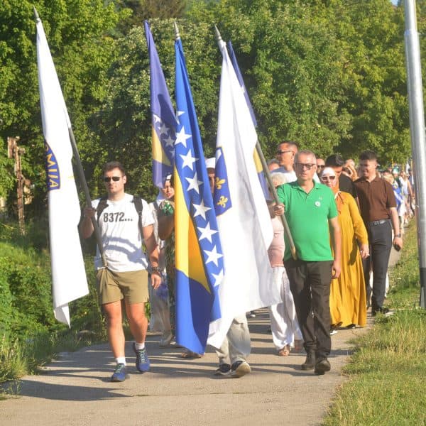 u tuzli odrzana 11 mirna setnja za srebrenicu
