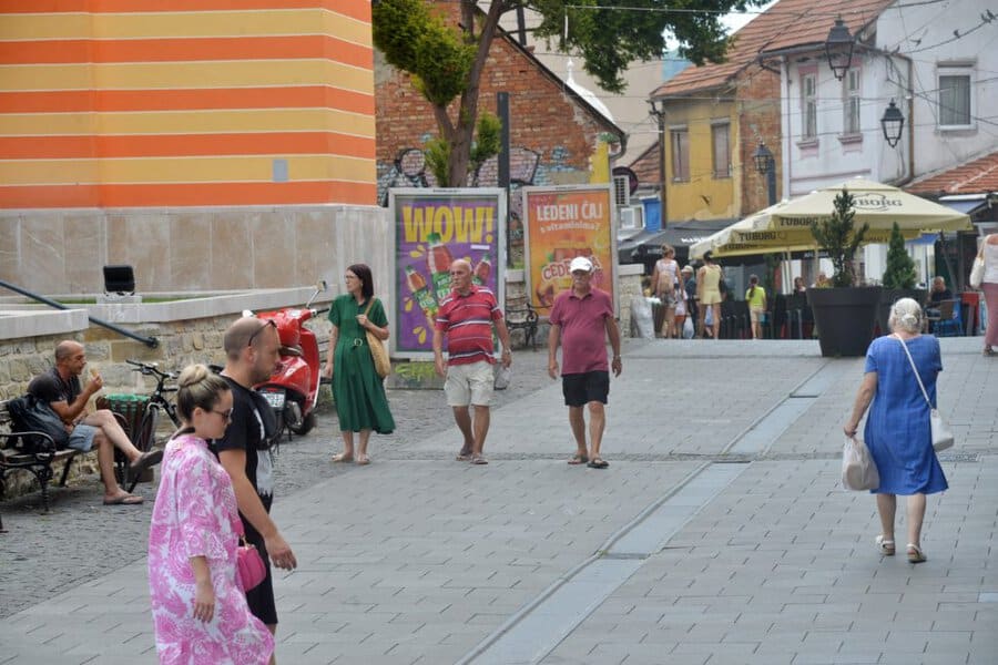 prilikom oglasavanja sirena u tuzli povodom odavanja pocasti zrtvama genocida u srebrenbici tuzlaci nisu zastajali i odali pocast minutom sutnje zivot je isao normalnim tokom
