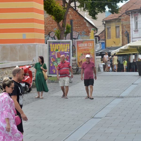 prilikom oglasavanja sirena u tuzli povodom odavanja pocasti zrtvama genocida u srebrenbici tuzlaci nisu zastajali i odali pocast minutom sutnje zivot je isao normalnim tokom