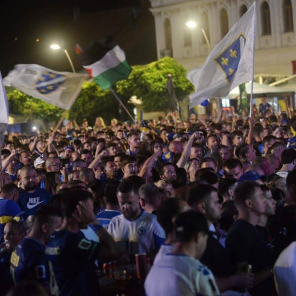 Zastave, šalovi i pjesma obilježili navijanje za BiH na Trgu slobode (Foto)