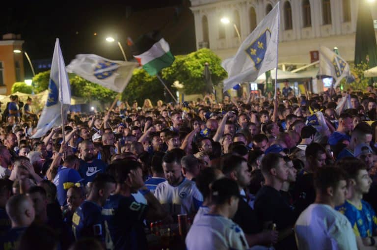 tuzlaci bodrili zmajeve protiv sad u utakmici sesnaestine finala sp prepun trg slobode zastave salovi i ostrali rekvoizitiu uz gromoglasnu podrsku
