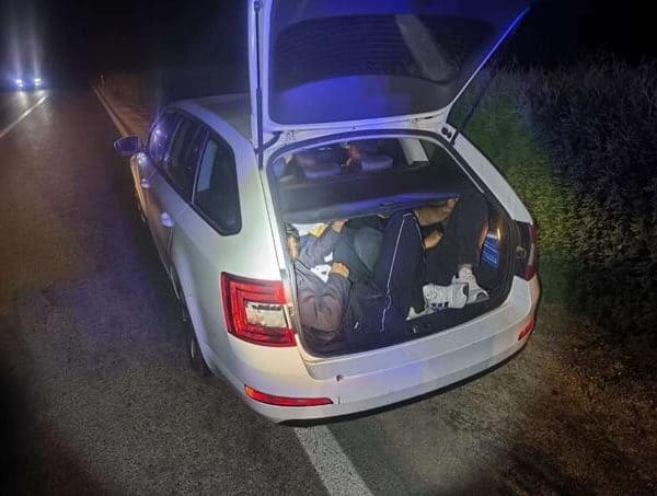 Drama na granici BiH, uhapšen krijumčar sa šest migranata, policajcima nudio novac