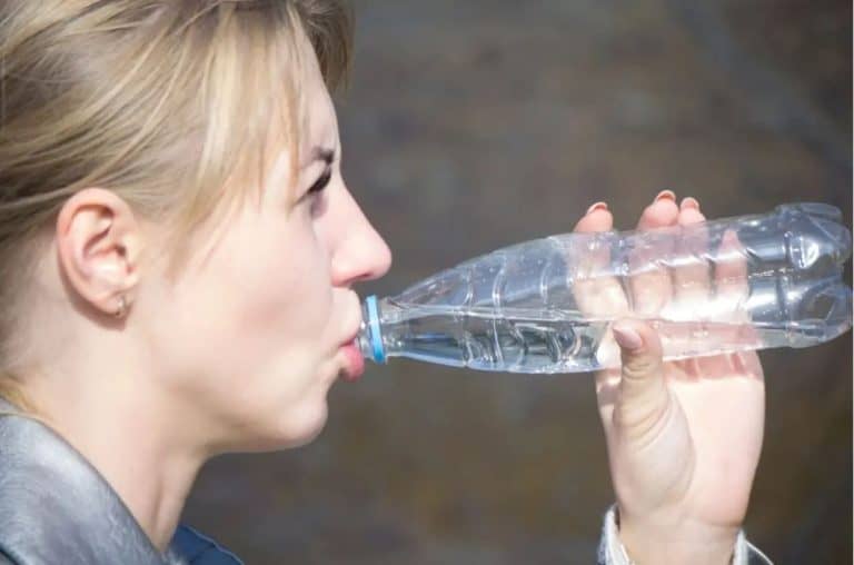 dpoktori upozoravaju da iz iste plasticne flase ne treba konzumirati vodu jer je ona najmjenjena za jednolratnu upotrebu