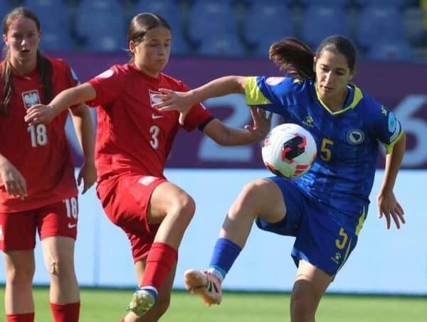 Ženska juniorska selekcija BiH u fudbalu okončala je takmičenje na Evropskom prvenstvu (U-19) trećim porazom, ovoga puta protiv Poljske rezultatom 1:5. Pobjednik grup j Njemačka, u polufinale ide i Švedska iako je poražena 2:0