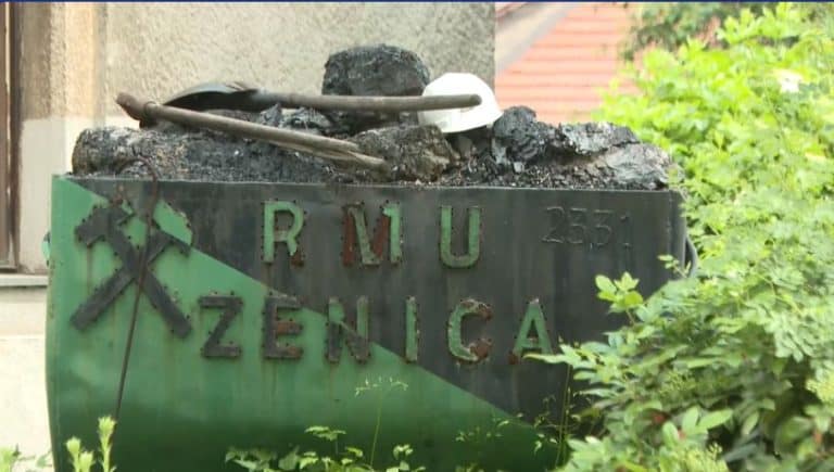 rudarima rmu zenica koji su sesti dan u jami raspotocje kako su najavili pridruzili su se cčlanovi sindikalnog odbora
