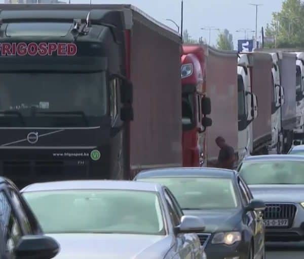 na pojedinim gramicnim prelazima bih zabiljezene su duge kolone vozila i duza zadrzavanja