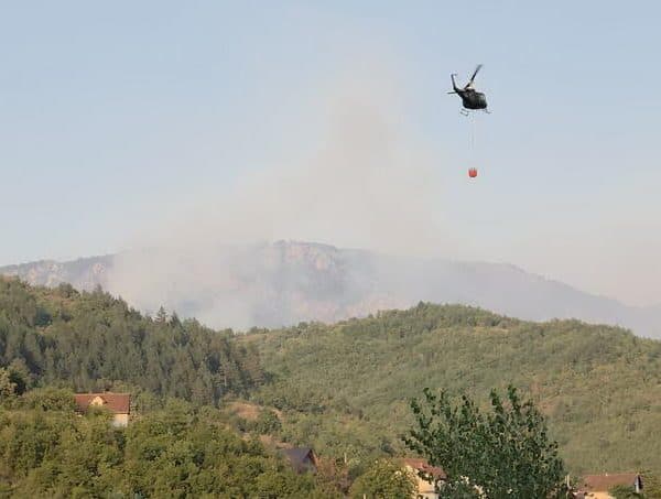 Helikopter Oružanih snaga BiH od ranih jutarnjih sati gasi požar kod Konjica