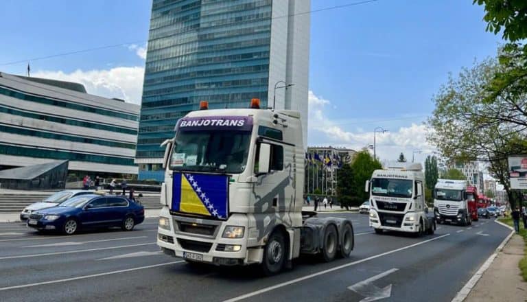 za danas je ispred sjedista eu u sarajevu najavkjen protest profesuionalnih vozaca koji zahtjevaju da im se iukine ograniceni boravak u snegenu