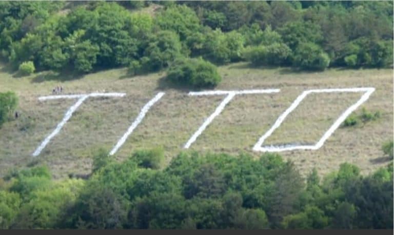 slovenci ne daju da se uklone natpisi od kamena tito koji se nalaze iznad velike gorice i kopera traze da se uvrste u status kulturnih spomenika
