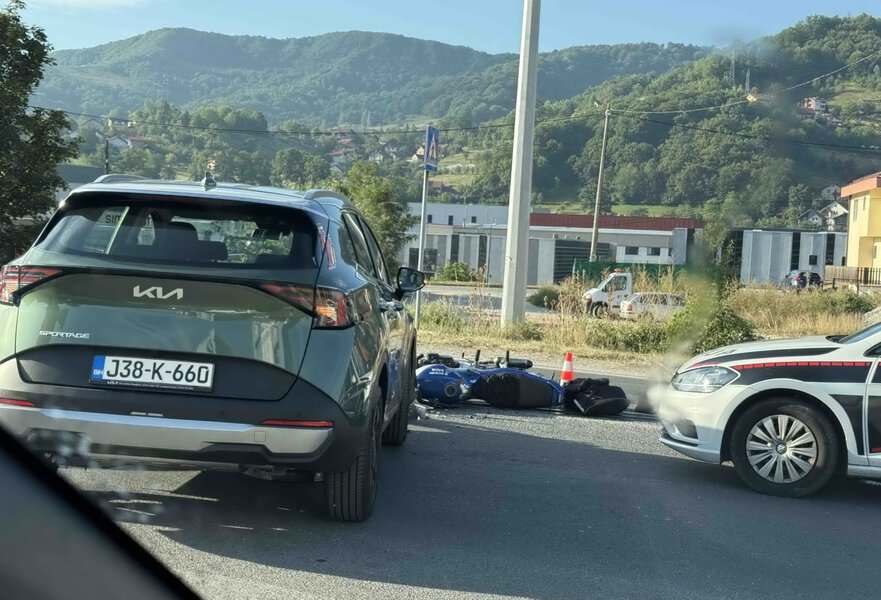 jutros se na putu prema vogosci dogodil teska saobracajna nesreca u kojoj je doslo do sudara automobila i motocikla