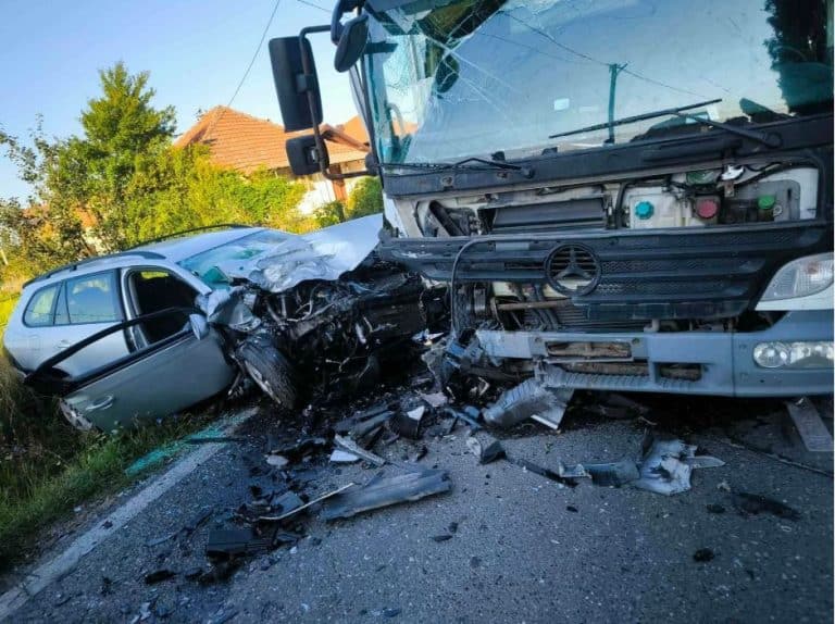 u sudrau kamiona i automobila u donjim vukovijama kod kalesije povrijedjene su ttri osobe