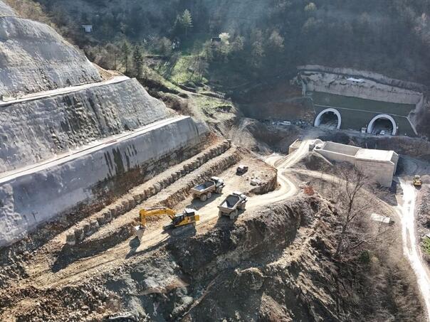 teska nesreca dogodila se na gradilistu autopota u zenici gdje su dva radnika poginula a jedan tesko povrijedjen