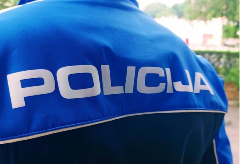 policisjki sluzbenici pu tuzla razotkrili su tri lica osumnjicena za vise kradja u trgovinama u proteklih mjesec i po dana