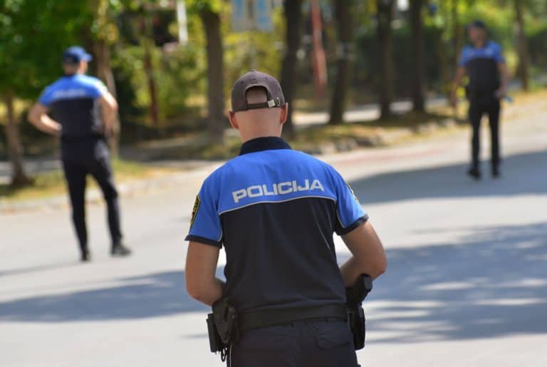 policija je jucer uhapsila tuzlaka osumnjicenohg za iznucud i nedozvoljeno drzanje oruzja