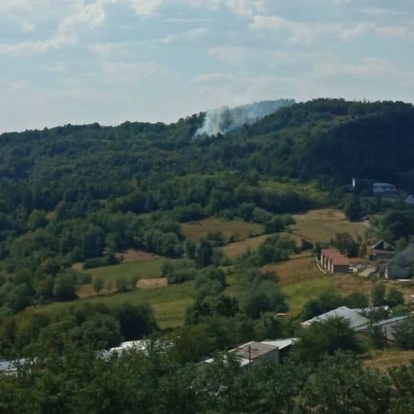 Veliki požar kod Doboj Istoka, vatra prijeti šumama i vikendicama