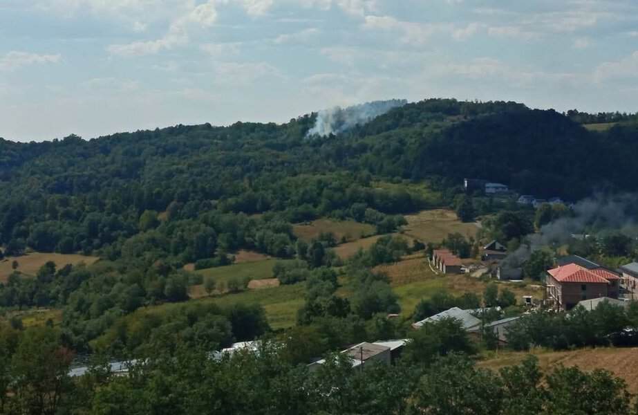 pozar zahvatio sumsdko podrucje u doboj istoku prijeti vocnjacima i vikendicama