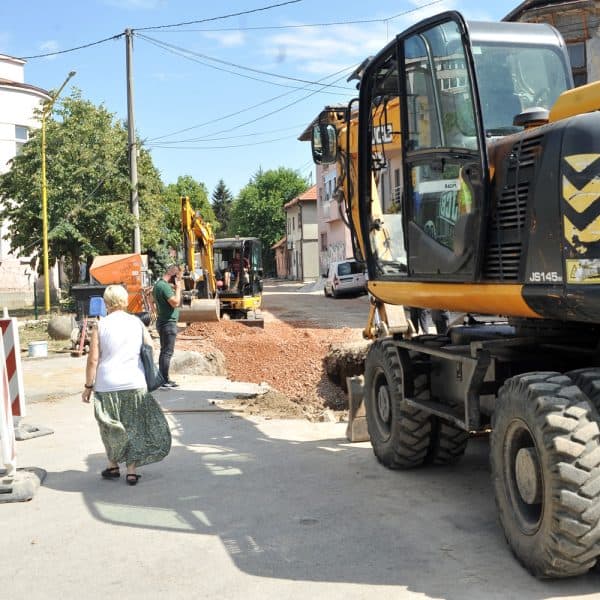 Bliže se izbori: U Tuzli radovi na sve strane (Foto)