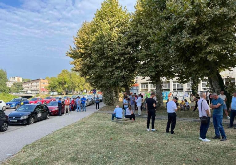 predsatvanici autoskola u tk protestovali su danas isperd ministarstva obrazovanjka i nauke