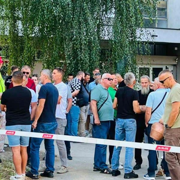 oko 50 instruktora voznje iz tk ponovo je danas protestovalo radi uvodjenja novog sistema u polaganje vozackih ispita ispred sjedista vlade tk