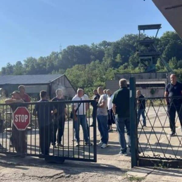 jedanaest rudara rmu zenica i trecu noc je provelo u jami u znak protesta radi neisplacenih zaostalih plata i nemogucnosti ovjeravanje zdrevstvenih knjizica
